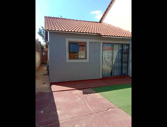 2 BEDROOM HOUSE FOR SALE IN LUFHERENG